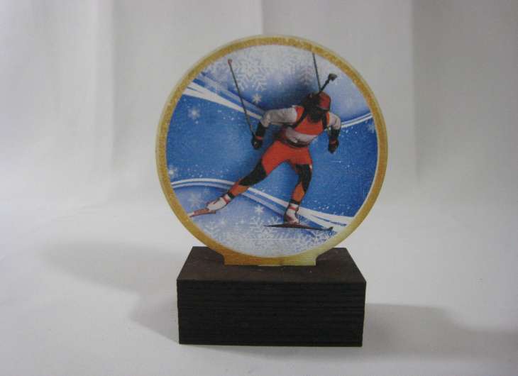 Skiskytter statuett i tre.